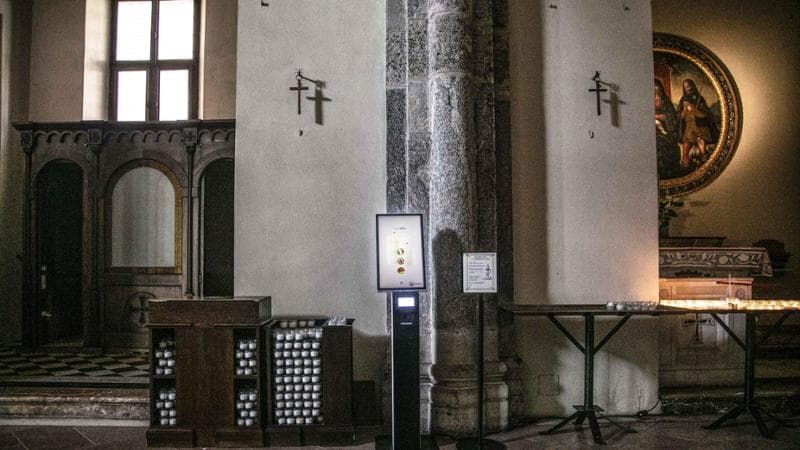 Nelle chiese l’elemosina con il pos Un telefono per parlare con Dio