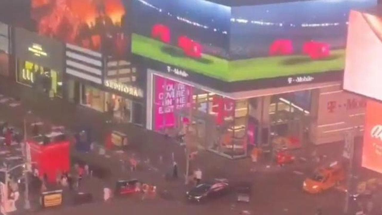 New York, sparatoria a Times Square: tre feriti, folla in fuga. Arrestato un 17enne