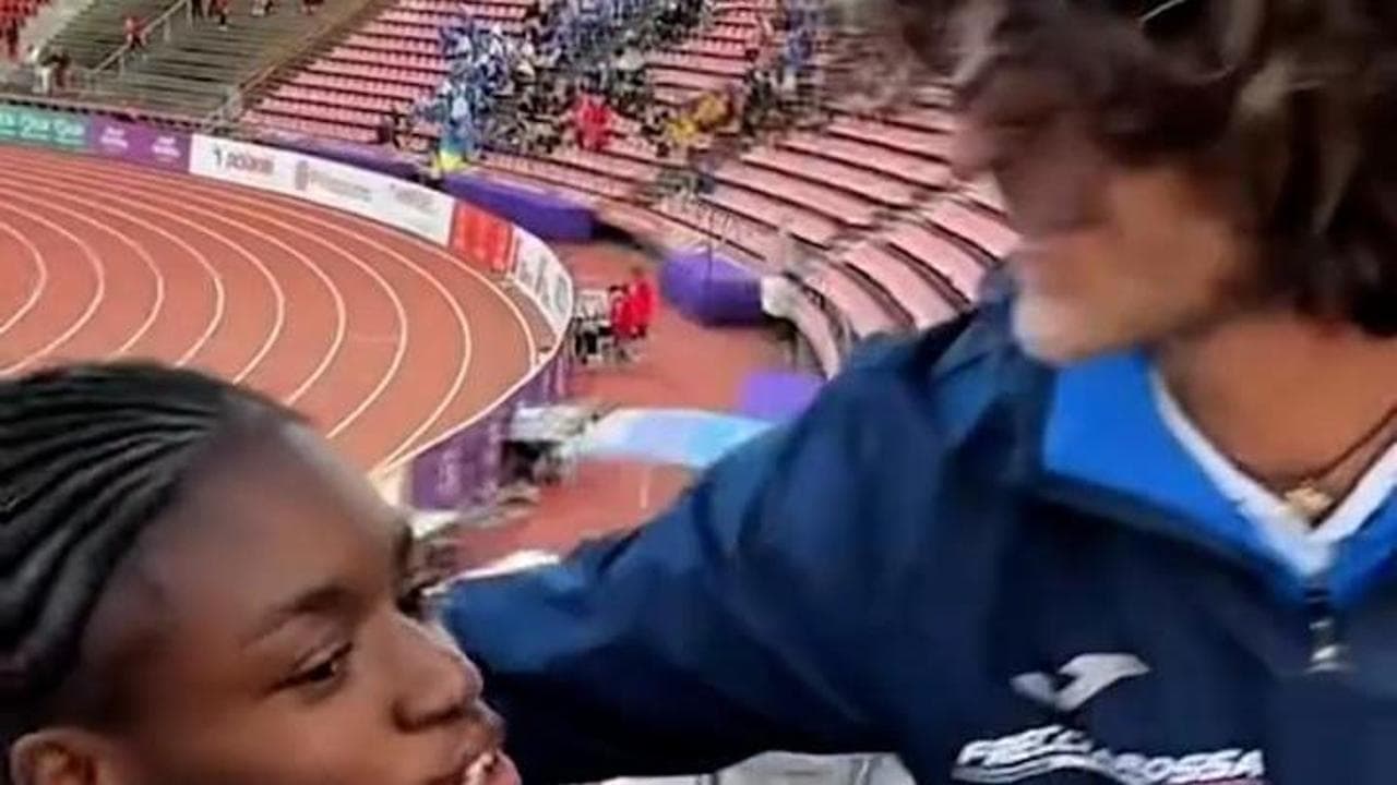 Kelly Doualla esulta dopo l'oro europeo: l'abbraccio con l'allenatore Monti e con gli altri atleti