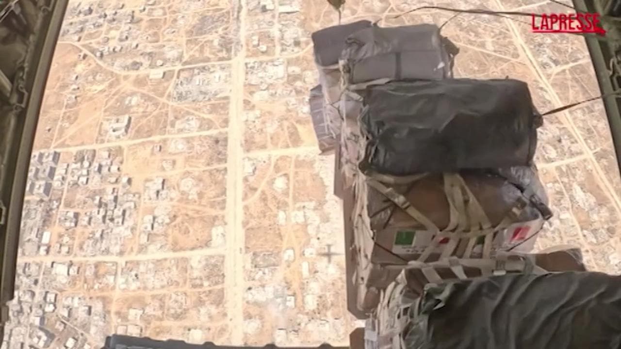 Gaza, il lancio di aiuti umanitari italiani sulla Striscia