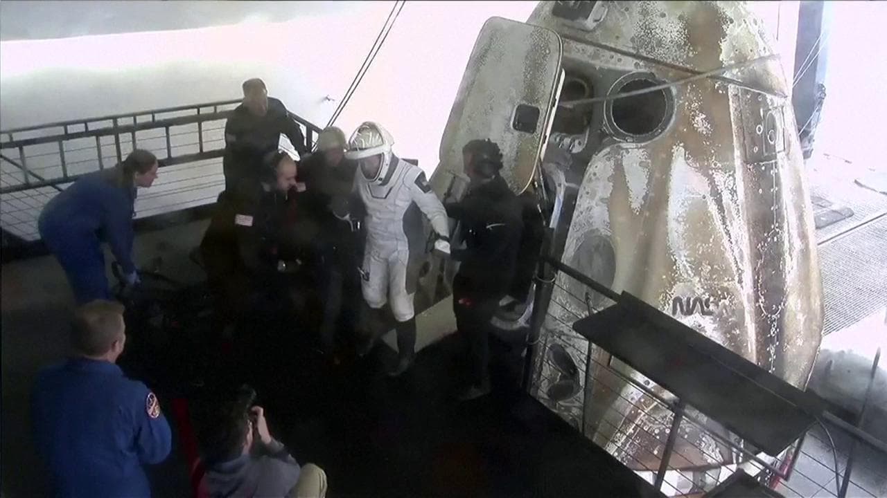 California, gli astronauti dopo l'ammaraggio escono dalla capsula SpaceX