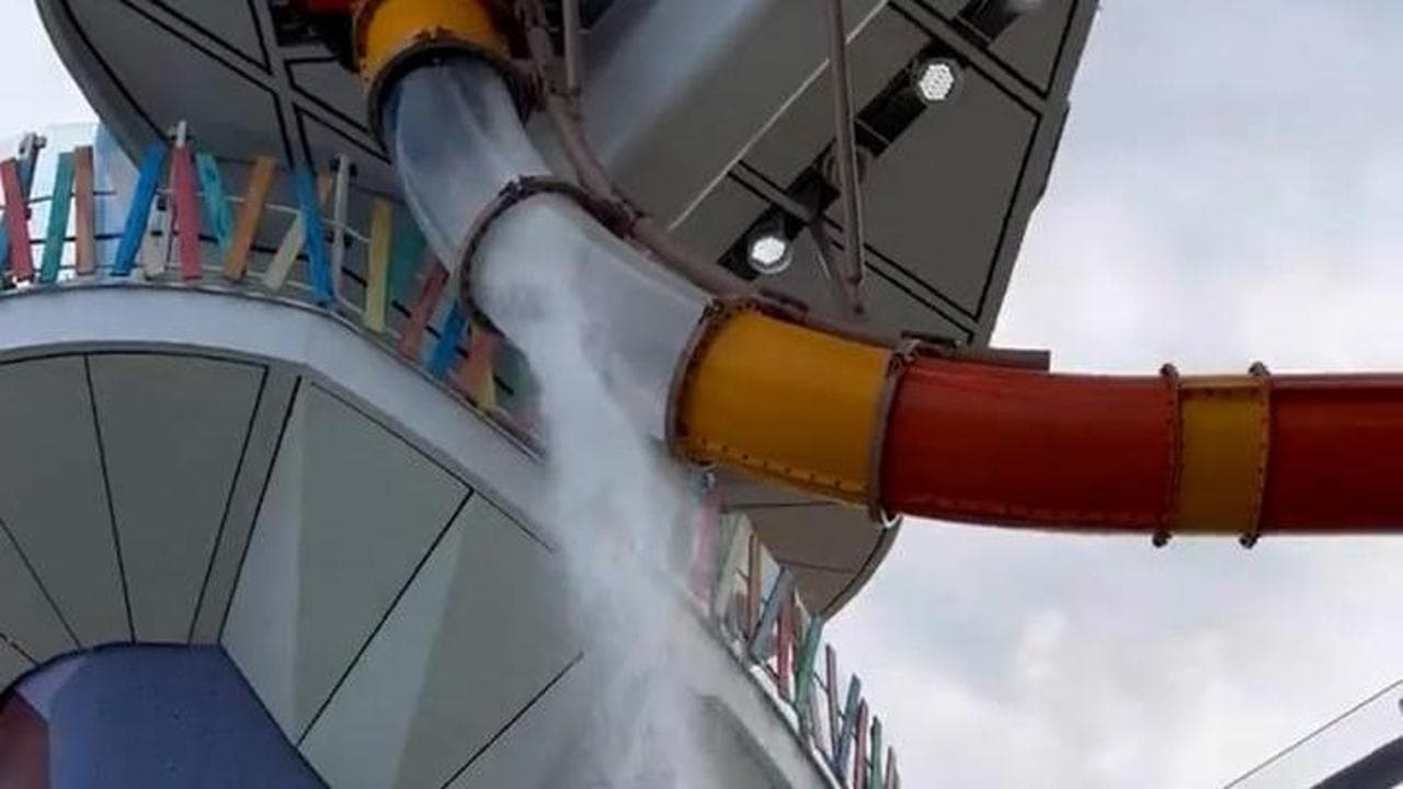 Paura sulla nave da crociera: lo scivolo ad acqua si rompe, l'allarme e le urla dei passeggeri