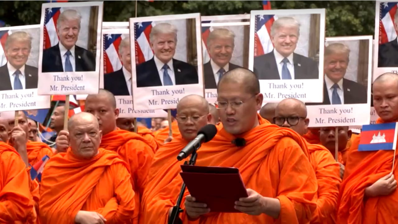 Cambogia, oltre 2.500 monaci buddisti marciano a favore della pace con la Thailandia: "Grazie Trump"