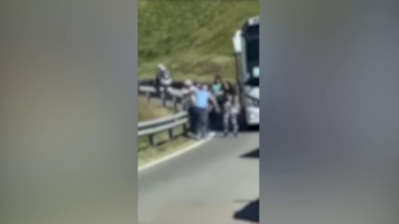 Pullman incastrati sul Passo Sella: la lite tra gli autisti degenera in rissa