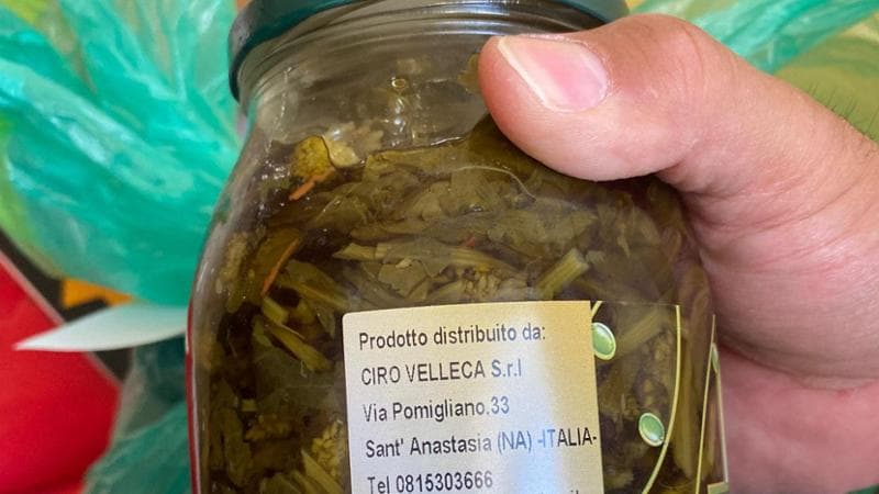 La confezione di cime di ripa sott'olio tolte dal mercato