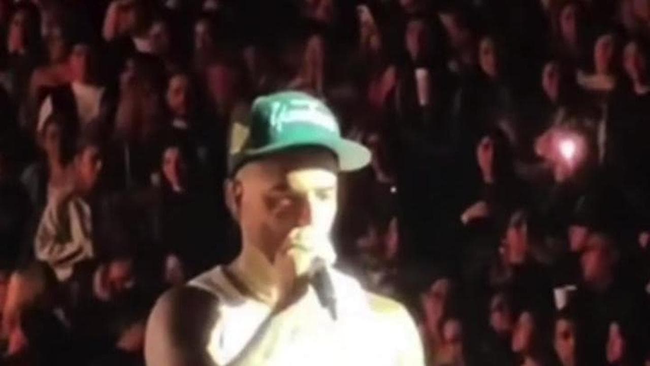 Maluma ferma il concerto: "Pensi sia una buona idea portare qui un bambino di un anno?"