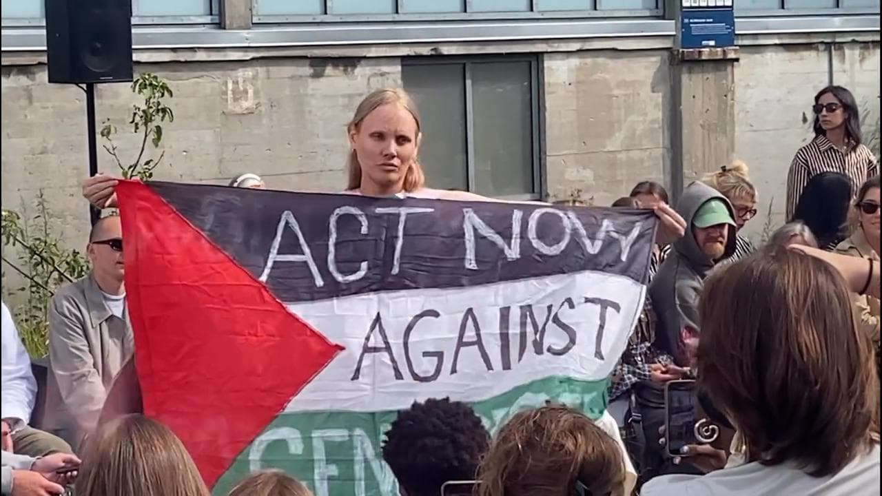 Copenaghen, esibisce in passerella la bandiera palestinese: modella cacciata dalla sfilata