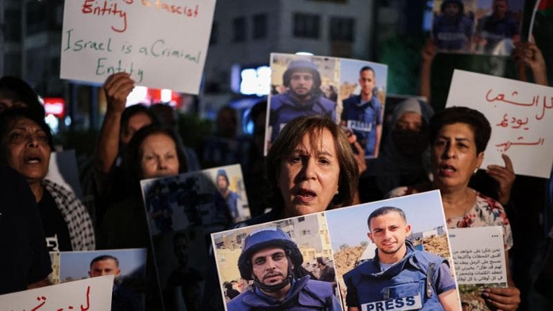 La protesta per l'uccisione dei giornalisti a Gaza