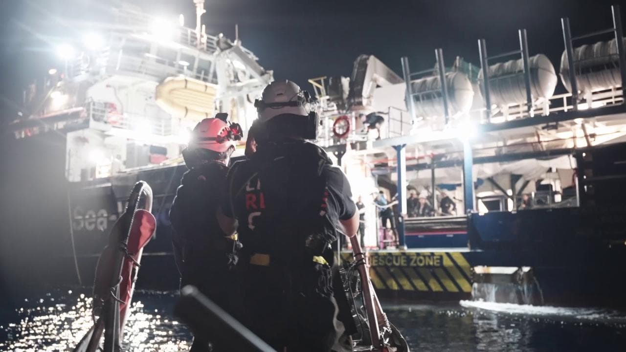 Mani tese nel buio, Sea Watch salva sei naufraghi nella notte: "A bordo anche una donna incinta"