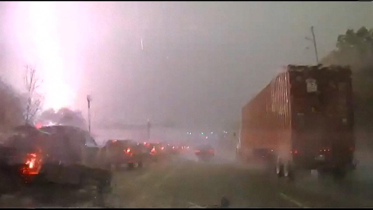 Fulmine infiamma il cielo e blocca l’autostrada in South Carolina: il video dalla dashcam di un'auto