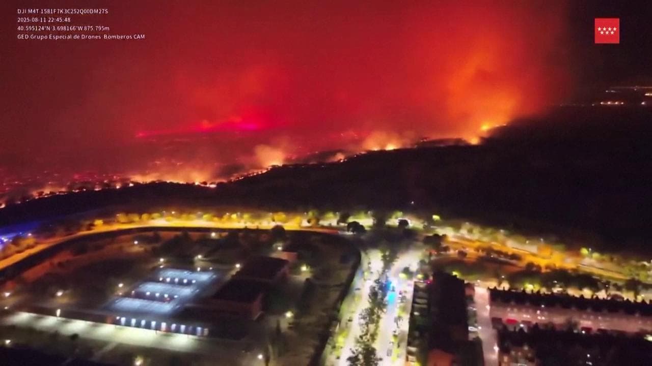 Madrid, cielo rosso fuoco a Tres Cantos: le fiamme lambiscono le case nella notte