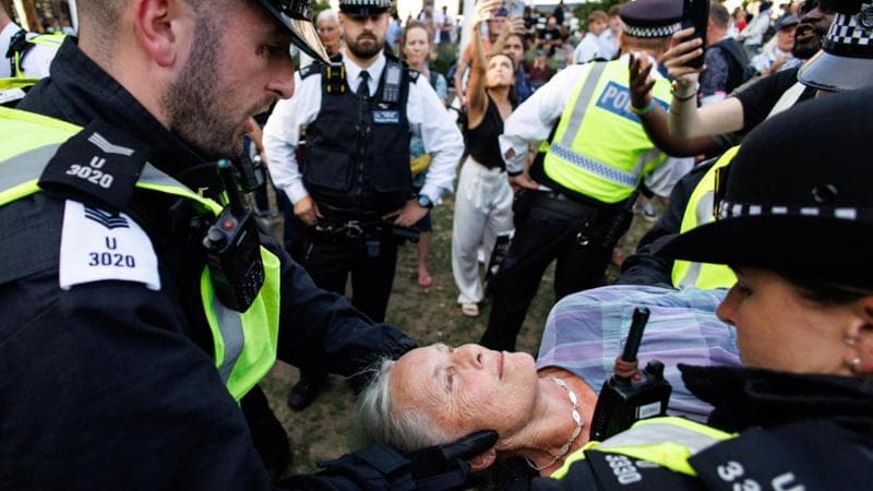 "Potrei essere vostra nonna”, la metà degli arrestati per le proteste pro-Pal di Londra è over 60