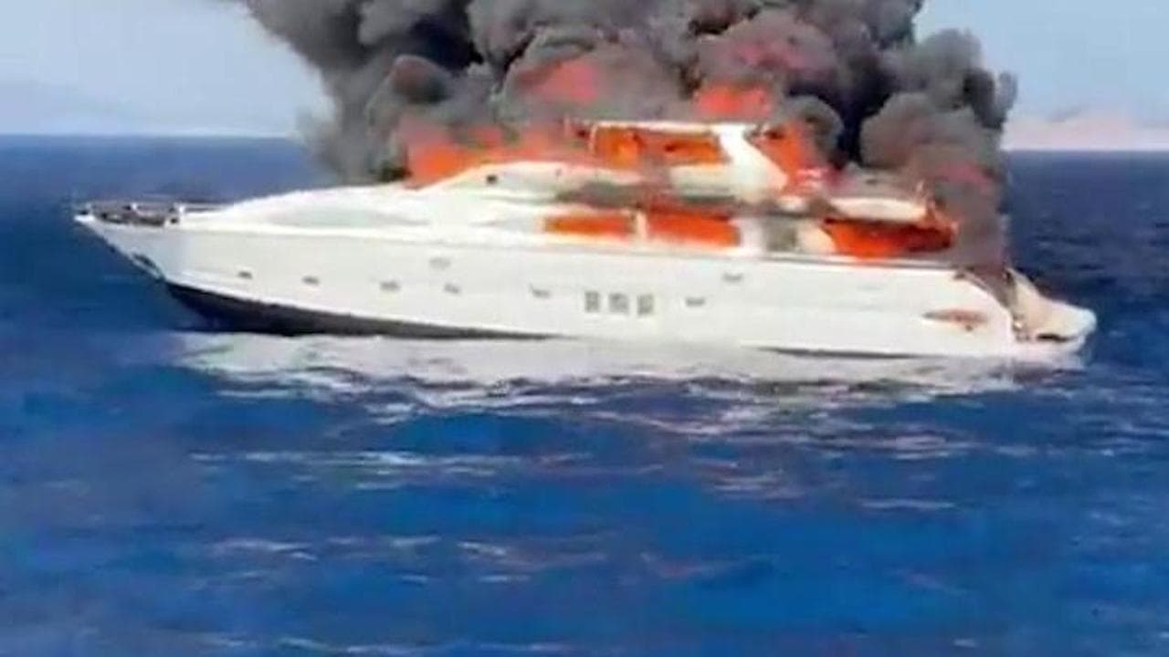 Formentera, incendio divampa a bordo di uno yacht: le fiamme divorano l'imbarcazione