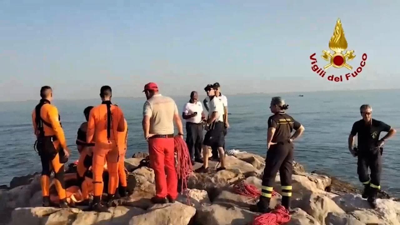 Cavallino, bimbo trovato morto vicino ai frangiflutti: il video dei soccorritori sugli scogli