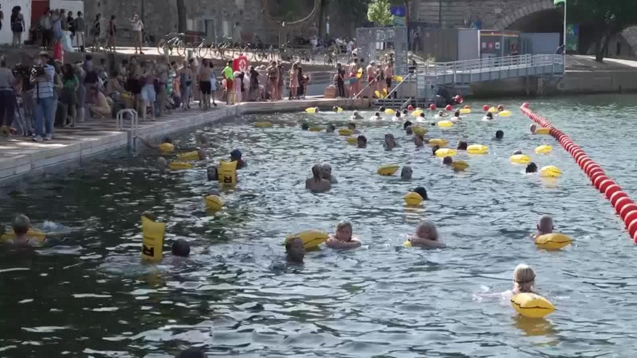 Parigi, per combattere il caldo cittadini e turisti fanno il bagno nella Senna