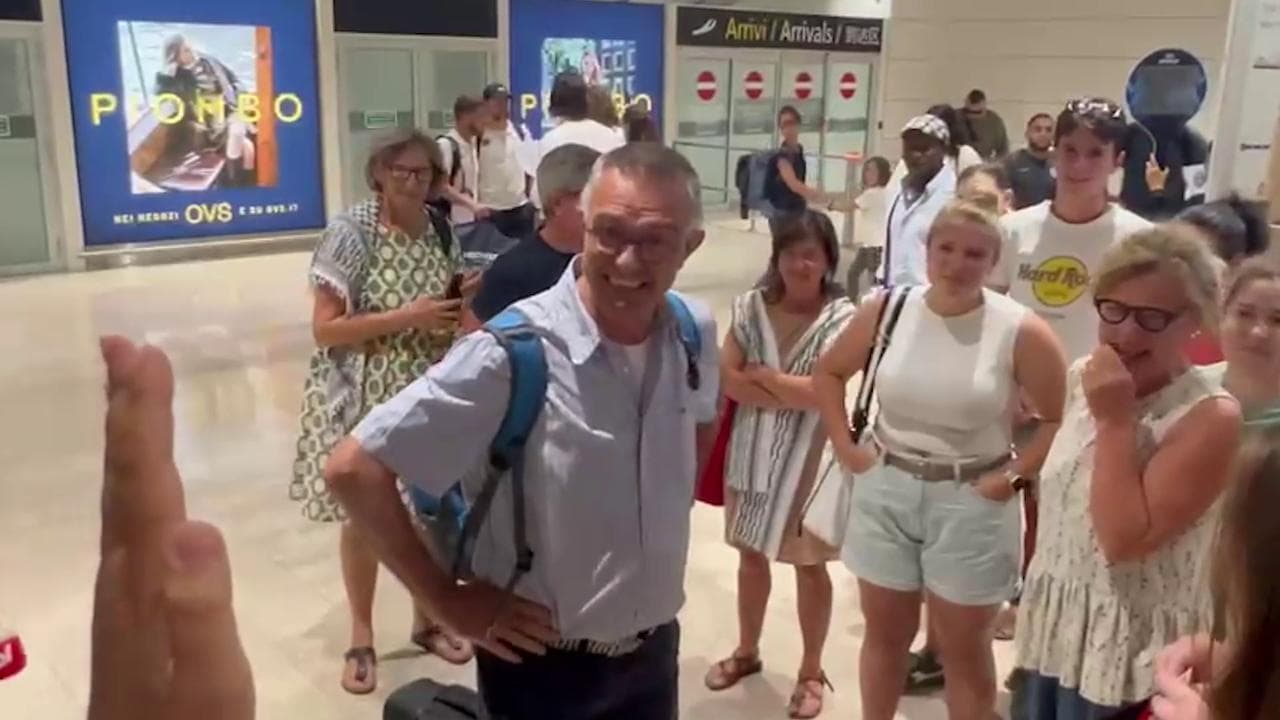 È rientrato da Israele don Capovilla. Accolto in aeroporto al grido "Free free Palestine"