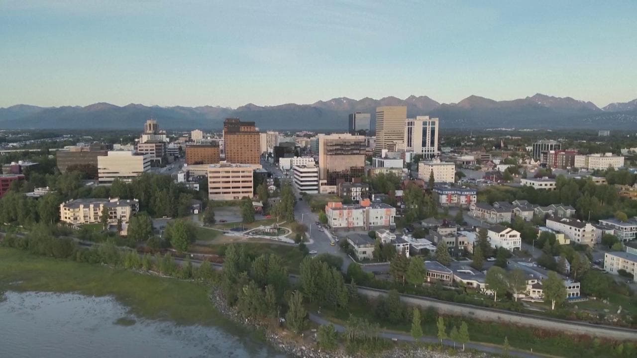 Alaska, ecco Anchorage: la città dove si incontreranno Putin e Trump. Le immagini dal drone