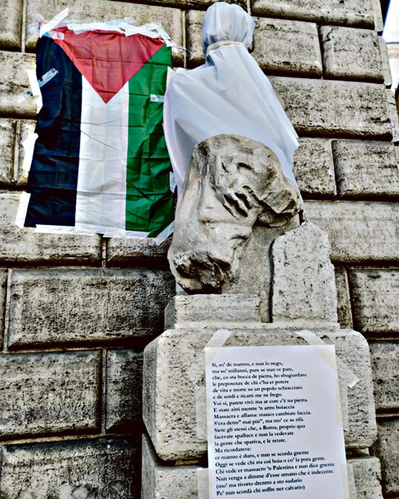 Messaggio pro Gaza sulla statua di Pasquino a Roma