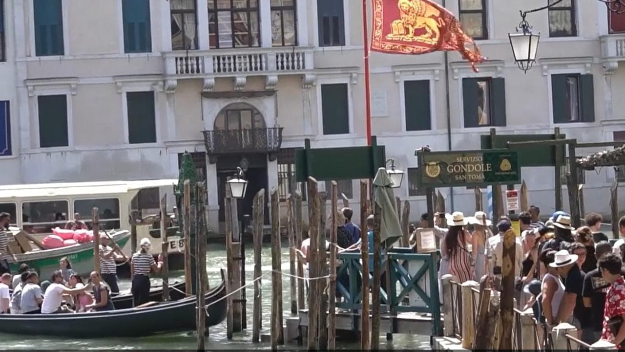 Venezia, la gondola a 2 euro "scoperta" dagli influencer: ressa di turisti. I residenti protestano