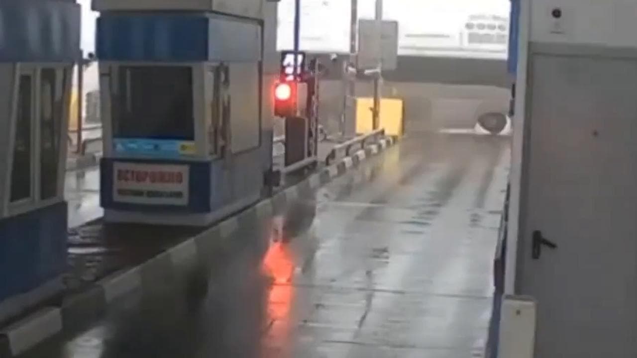 Russia, autobus si ribalta davanti al casello: i passeggeri si salvano ma finiscono sull'asfalto