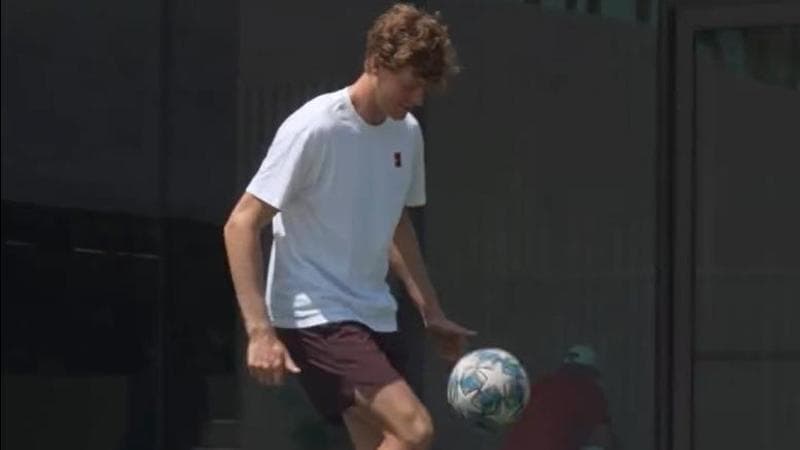 Sinner gioca a calcio prima di sfidare Mannarino. Il torneo di Cincinnati: “Pronto per la serie A”