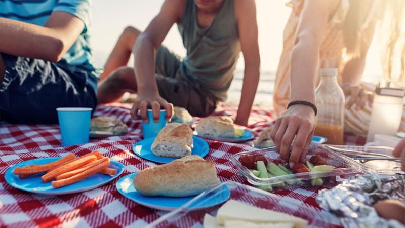 Il food delivery spopola in spiaggia: boom di ordini sotto l’ombrellone e per le cene dei vacanzieri