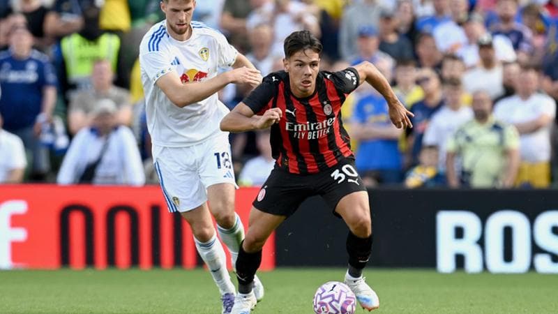 Jashari in azione durante l'amichevole Milan-Leeds