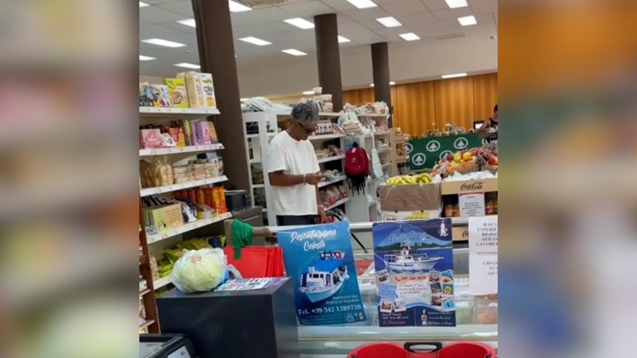Sardegna, Fiorello fa la spesa al supermercato con la lista su un foglietto: il video diventa virale