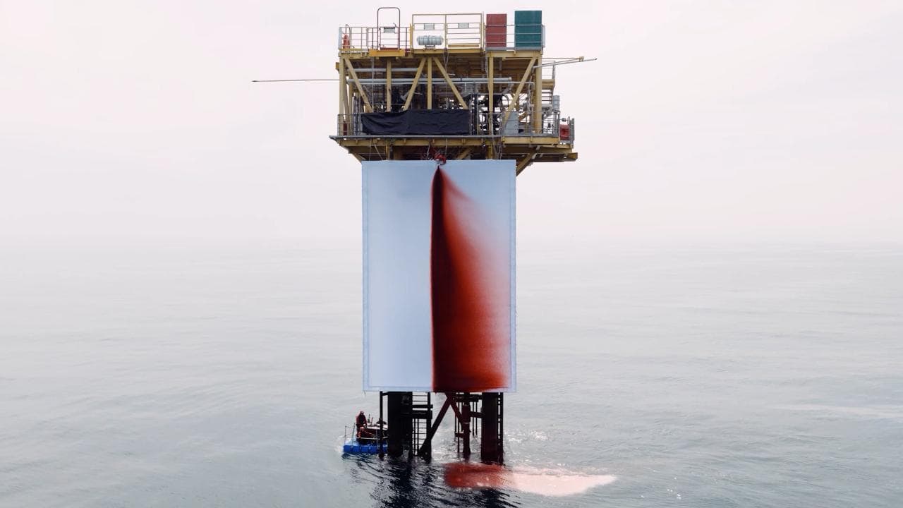 Prima opera d’arte su piattaforma di gas offshore: Greenpeace con Kapoor "per la Terra che soffre"