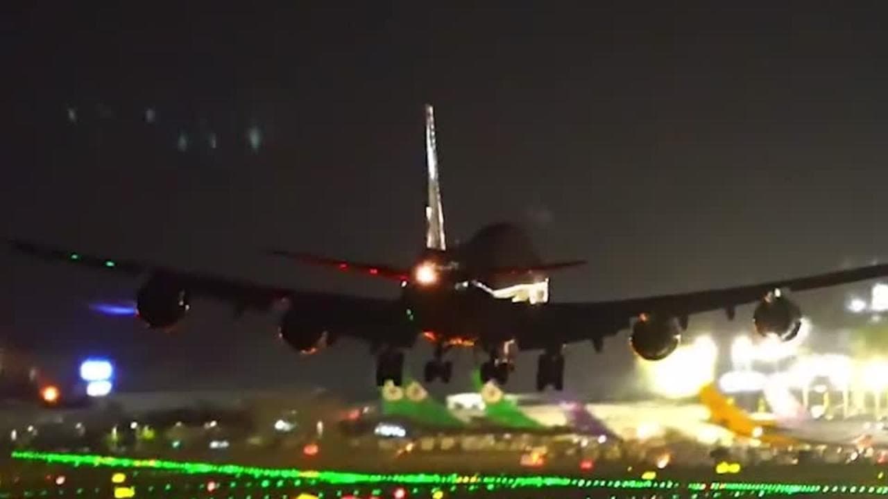 Tifone a Taiwan, l’ala di un Boeing 747 colpisce la pista: scintille durante l’atterraggio
