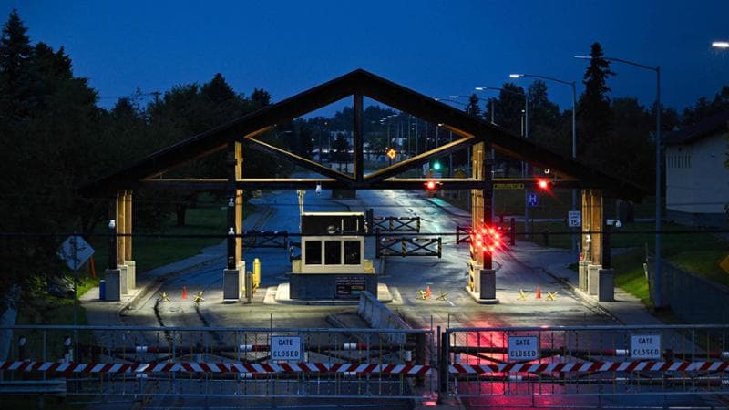 L'entrata della base Elmendorf-Richardson di Anchorage, Alaska, sede dell'incontro del 15 agosto tra Donald Trump e Vladimir Putin