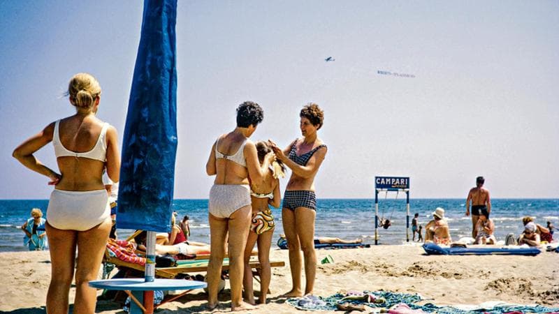 Bagnanti sulla spiaggia&nbsp;di Rimini&nbsp;nel 1969
