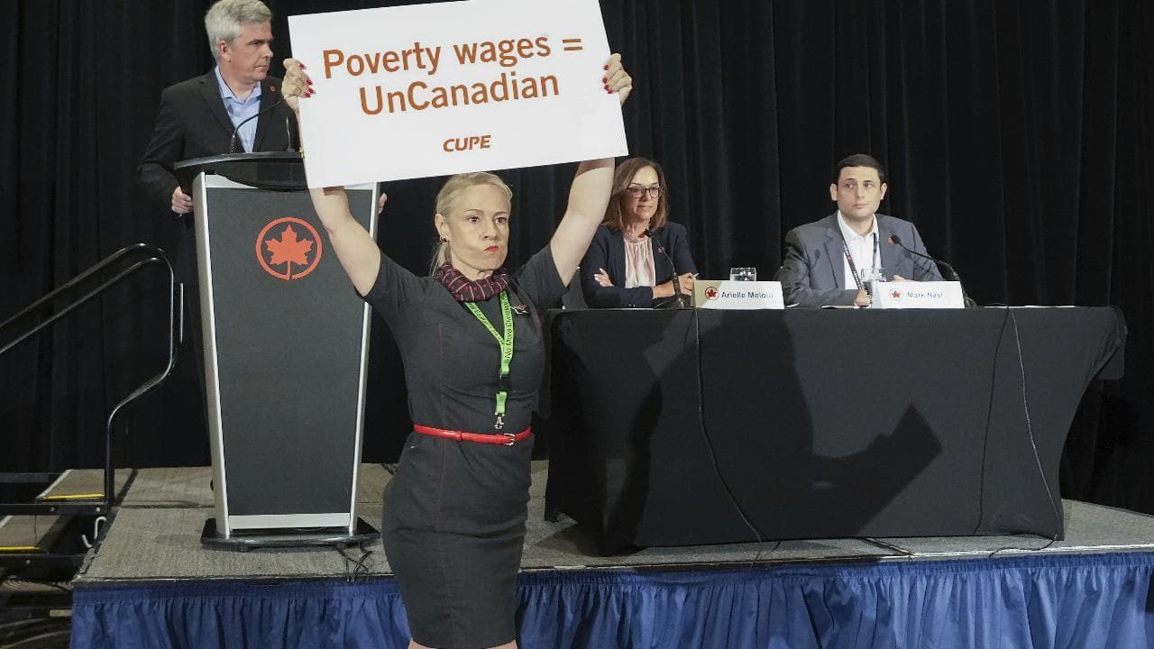 Air Canada, conferenza stampa interrotta dai dipendenti: "Salari da povertà", 500 voli cancellati