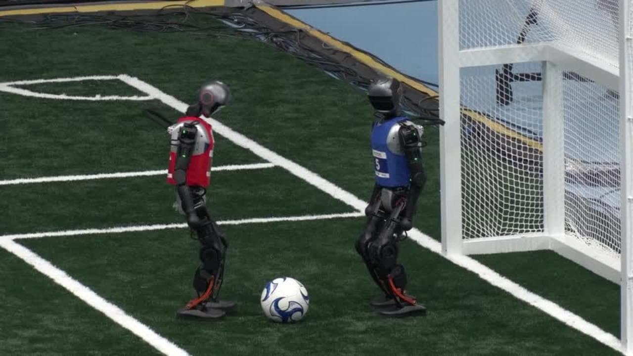 Robot umanoidi, a Pechino i primi Giochi mondiali: sfide di corsa, calcio e spettacoli di danza