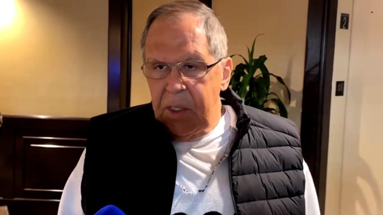 Lavrov in Alaska per il vertice Trump-Putin: "Posizione chiara, avanti col dialogo"