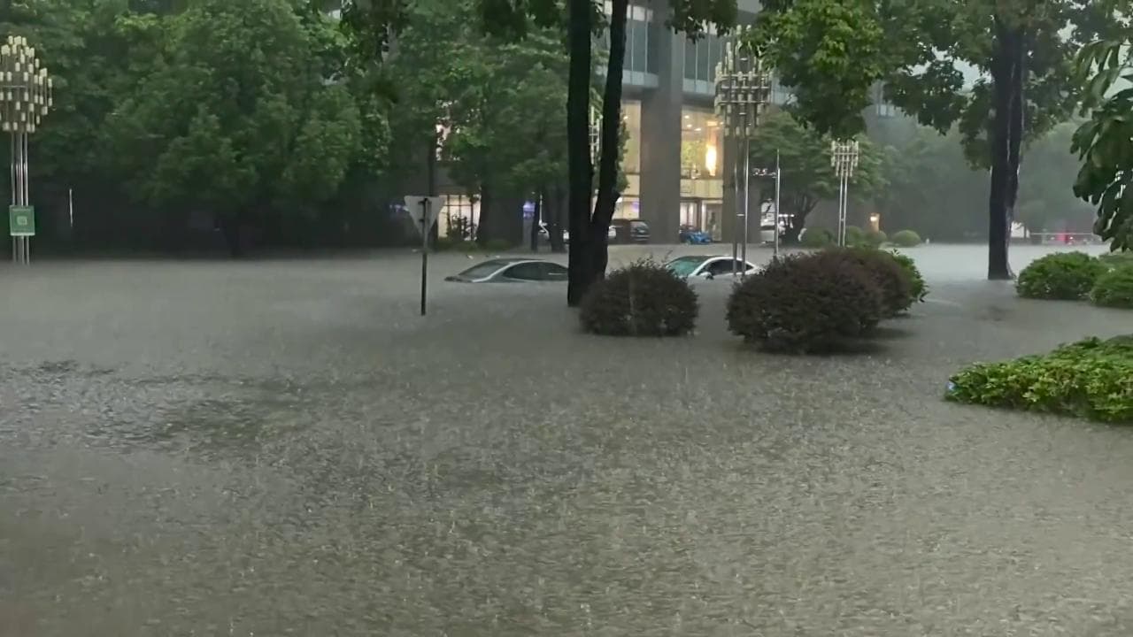 L'uragano Podul devasta il sud della Cina: auto inghiottite dall'acqua