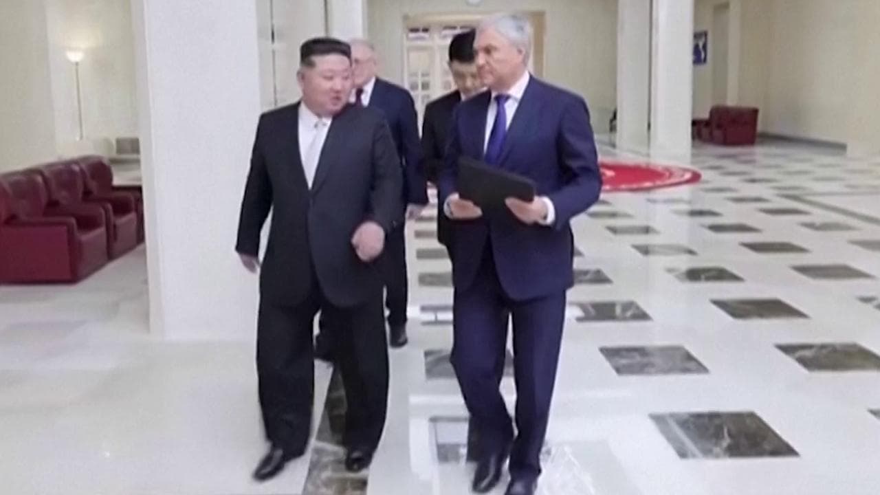 Corea del Nord, show di regime: Kim e il capo della Duma russa celebrano l'asse Mosca-Pyongyang