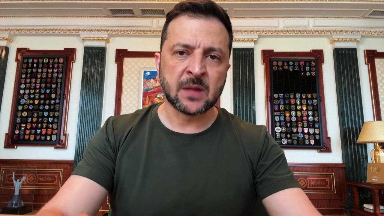 Zelensky: "La Russia continua gli attacchi all'Ucraina prima del vertice"