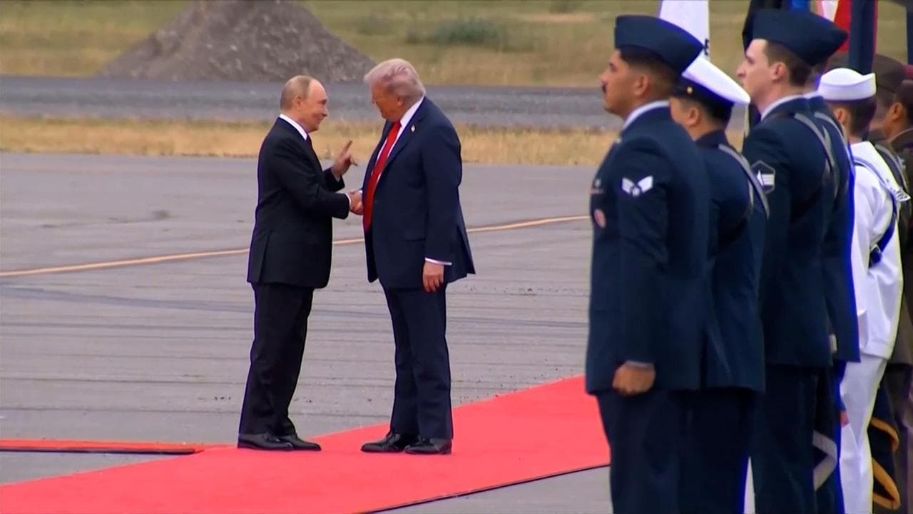 Alaska, iniziato il summit: all'aeroporto l'applauso di Trump a Putin, poi la stretta di mano