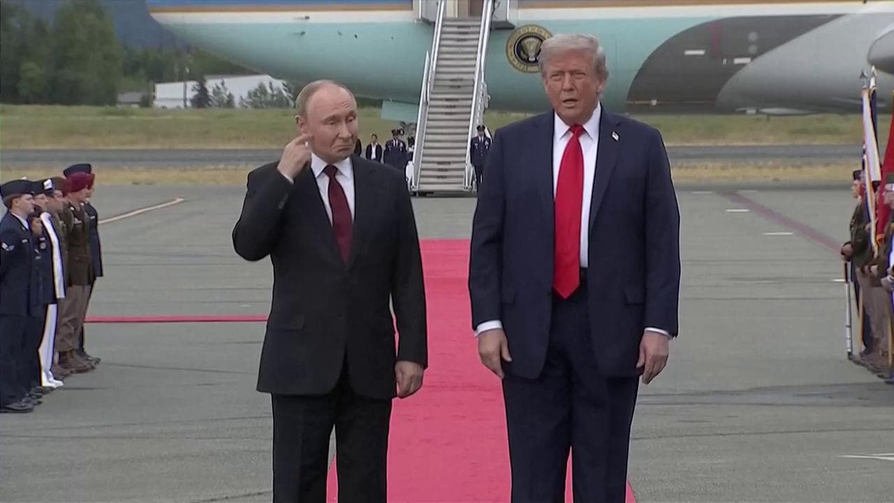 Alaska, la giornalista a Putin: "Smetterà di uccidere civili?". Il leader russo: "Non sento"