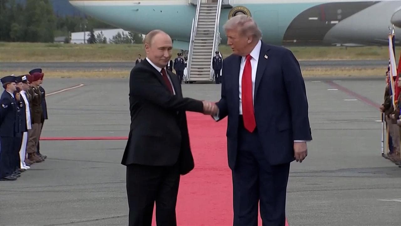 La stretta di mano tra Trump e Putin: per gli analisti lo zar "è dominante"