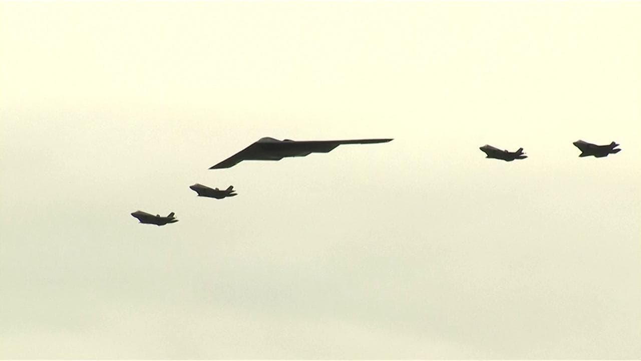 Anchorage, un bombardiere B-2 sorvola la base militare all'arrivo di Putin e Trump