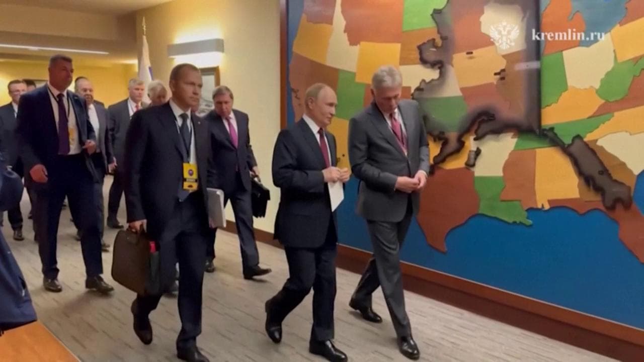 Il leader russo Vladimir Putin attraversa il corridoio dopo l'incontro con Trump