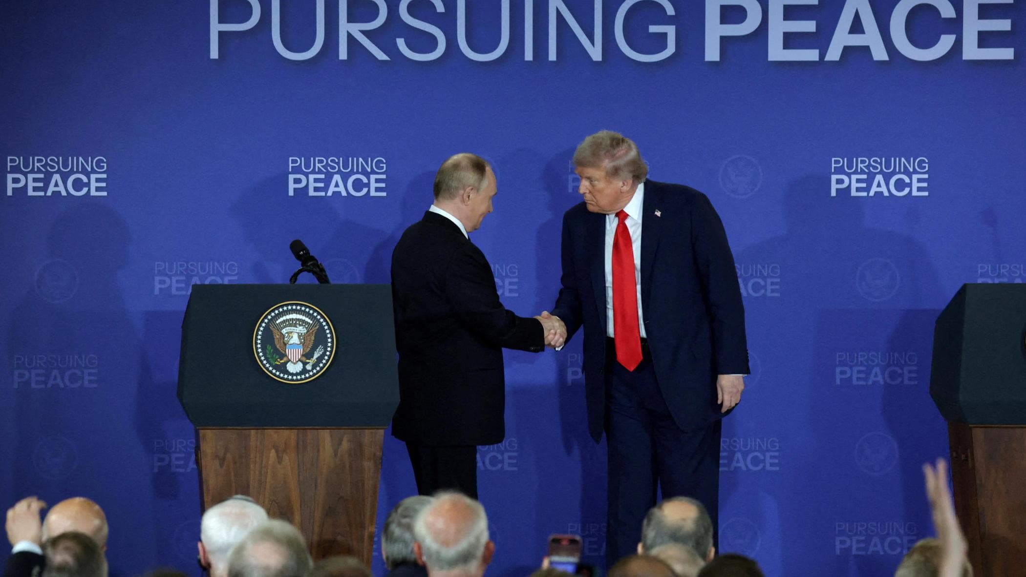 トランプ・プーチン、アラスカに会った後のニュース