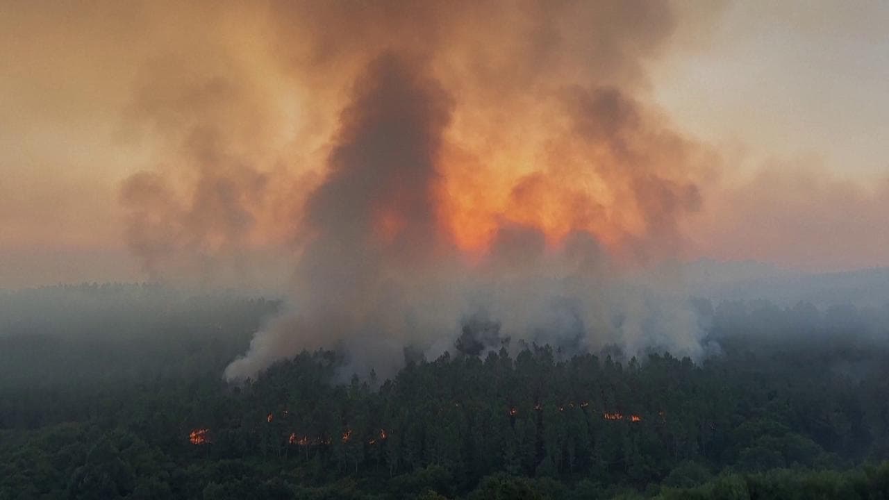 Galizia a fuoco, i boschi fumano come un vulcano: il drone mostra colline nere e scheletri d’alberi