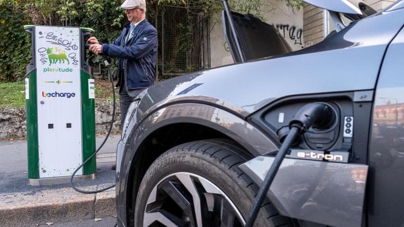 Auto, elettrica o benzina: ad agosto il pieno può costare uguale. I conti per utilitarie e medie