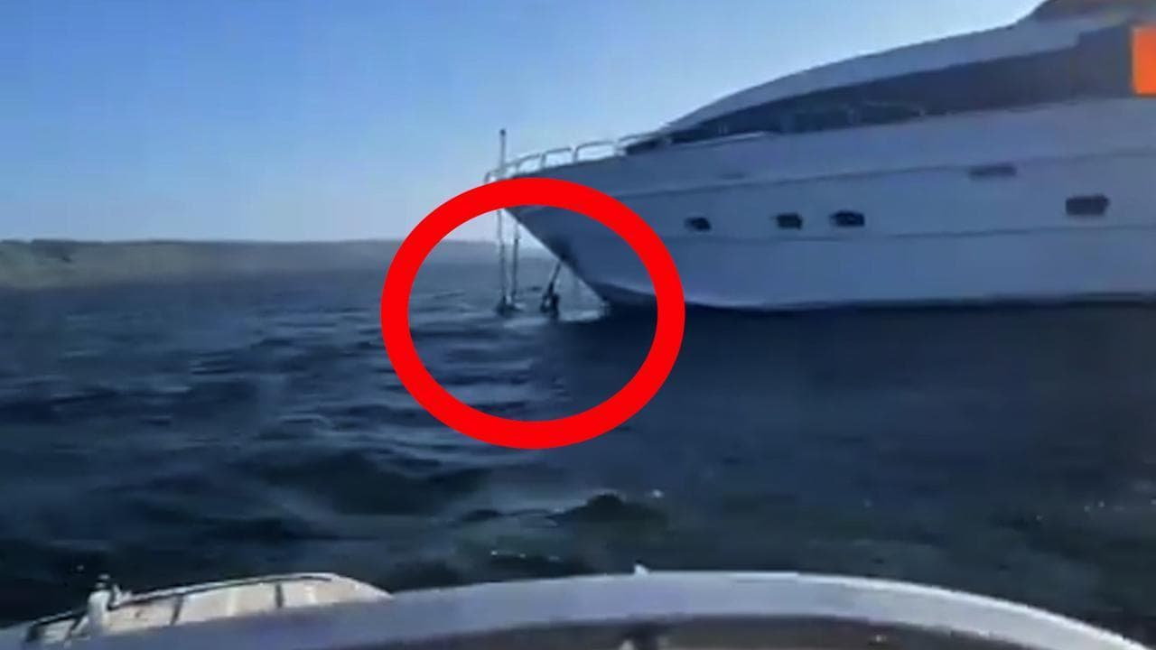 Russia, yacht prende fuoco sul fiume Volga: passeggeri si gettano in acqua per sfuggire alle fiamme