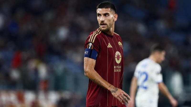 Lorenzo Pellegrini con la fascia di capitano della Roma
