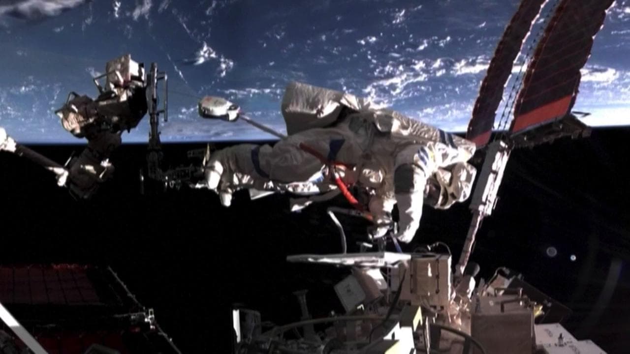 Sei ore passeggiando nello spazio: le immagini dalla stazione orbitante cinese