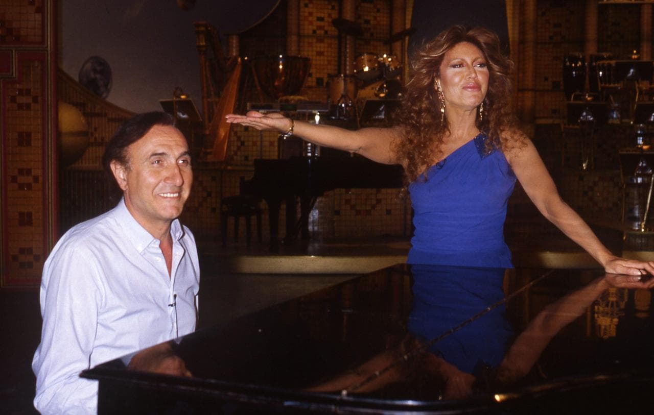 Il conduttore al piano con Alida Chelli